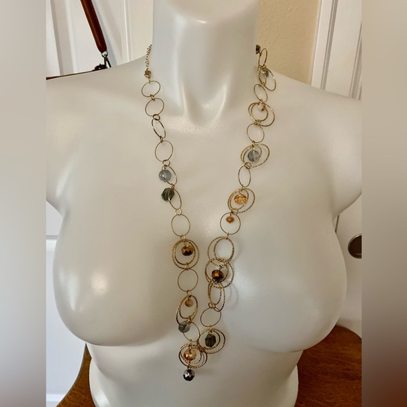 LN PRETTY & FEMININE NECKLACE. 17” LONG WHEN FASTENED. SHADES OF TAN/GOLD. - Picture 9 of 9